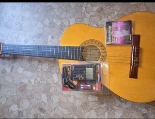 Guitarra clásica con afinador y cuerdas
