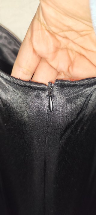Vestido de fiesta negro satinado