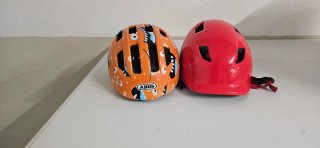 2 Cascos Infantiles (Abus y Rojo)