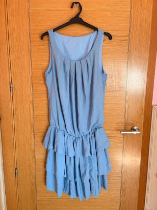 Vestido azul con volantes