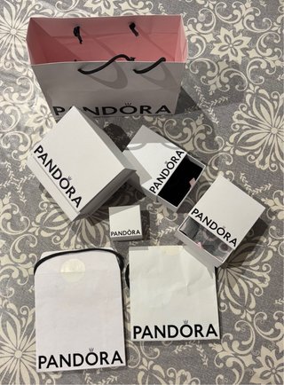 Lote de cajas y bolsas Pandora