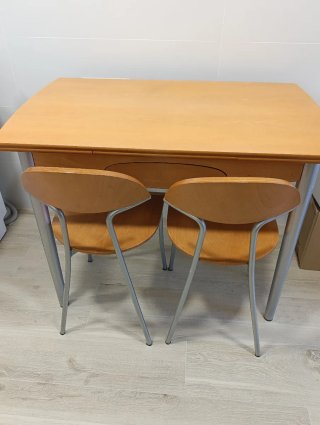 Mesa de cocina y 2 sillas