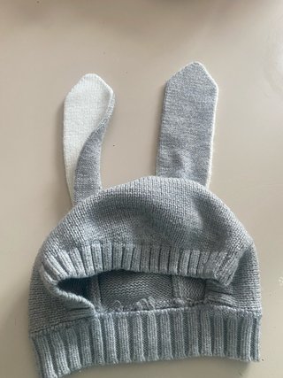 Cappellino con orecchie da coniglio in maglia