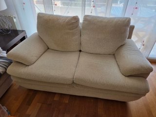 Sofá 2 plazas beige de tela. Poco usado.
