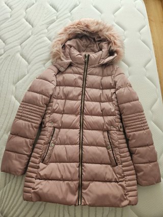 Abrigo acolchado rosa con capucha