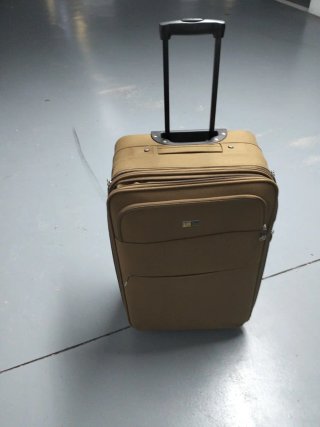 Maleta de viaje beige con ruedas