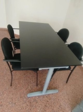 Mesa de oficina con estructura metálica