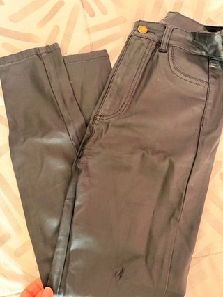 Pantalones efecto cuero negros