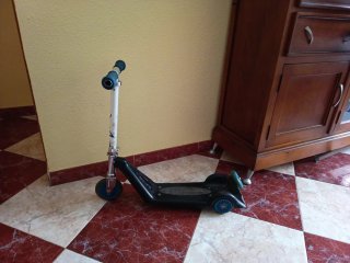 Patinete infantil negro y azul