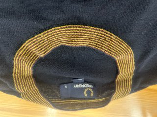 Jersey Fred Perry Negro y Dorado
