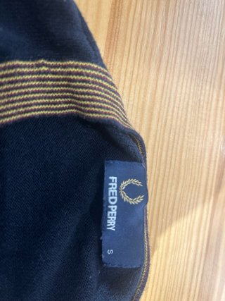 Jersey Fred Perry Negro y Dorado