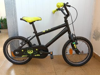 Bicicleta infantil negra y amarilla