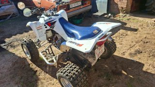 Quad Suzuki Blanco y Azul