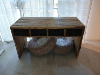 Mesa de madera antigua fabricada a mano