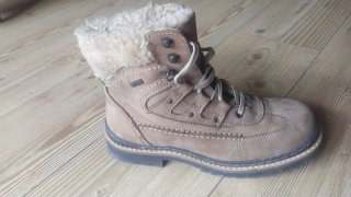 Pack de cuatro pares de botas.