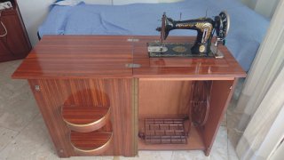 Máquina de coser antigua Helvetia con mueble