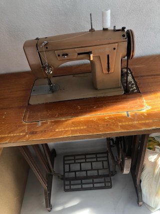 Máquina de coser Singer antigua con mesa