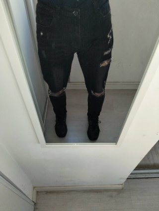 Pantalones vaqueros negros rotos