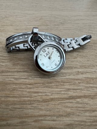 Reloj de Pulsera L&F Plateado con Colgante