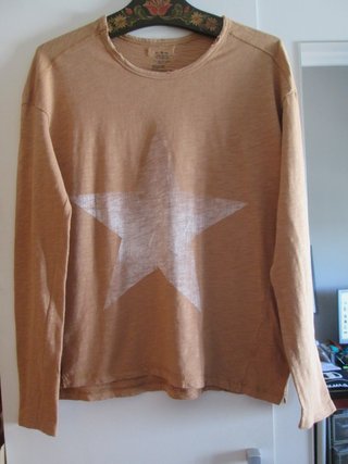 CAMISETA CON ESTAMPADO THE HIP TEE