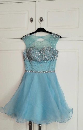 Vestido de fiesta corto azul con pedrería