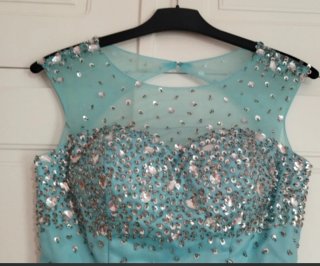 Vestido de fiesta corto azul con pedrería