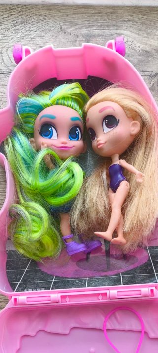 2 Muñecas Hairdorables con cajita .
