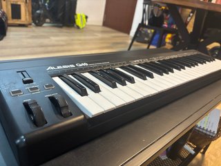 Controlador MIDI Alesis Q49 USB