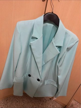 Blazer turquesa con etiqueta