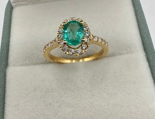 Anillo de oro 18 kt con esmeralda y diamantes