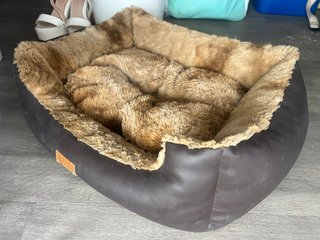 Letto per cani piccoli con pelo marrone