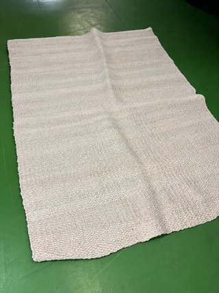 Alfombra beige de tela