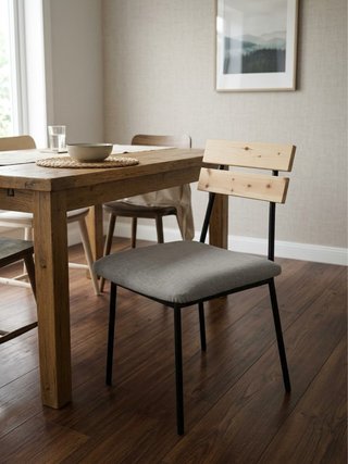 Silla con estructura metálica y madera
