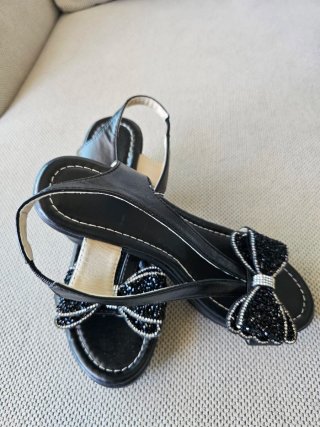 Sandalias negras con pedrería y lazo