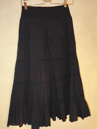 Falda midi negra volantes