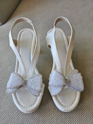 Sandalias blancas lazo pedrería