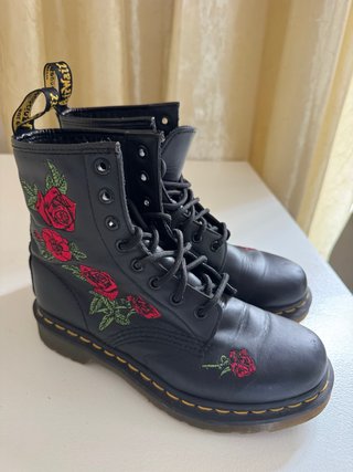 Botas Dr. Martens con rosas bordadas