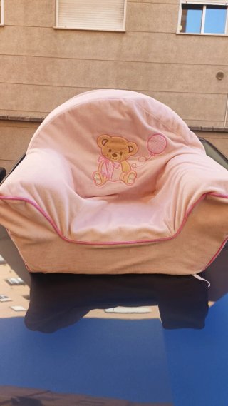 Sillón infantil rosa con osito