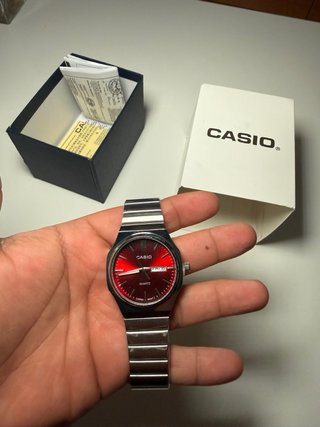 Reloj Casio con esfera rojo burdeos