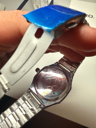 Reloj Casio con esfera rojo burdeos