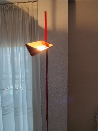 Lámpara de pie roja
