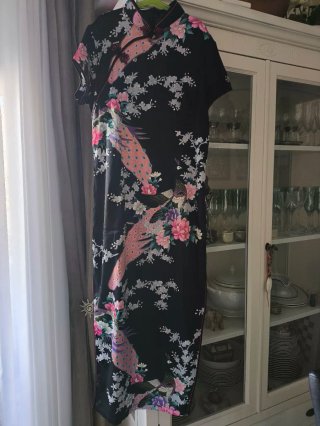 Vestido Chino Negro con Flores y Pavos Reales