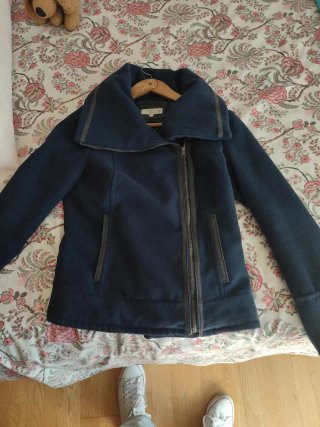 Chaqueta azul con cremallera lateral