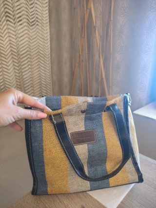 Bolso de rayas gris y amarillo