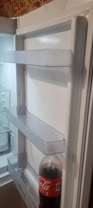 Nevera blanca con estantes interiores