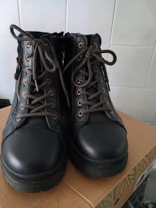 Botas bajas negras con cordones
