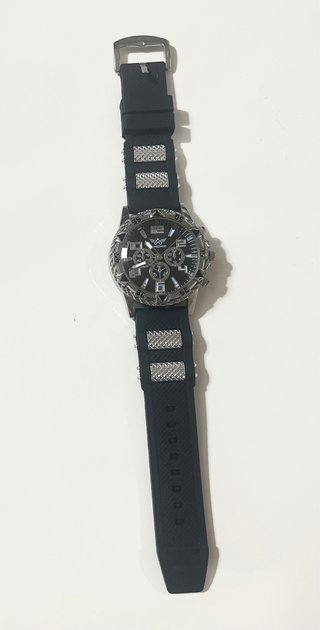 Reloj de pulsera plateado con correa negra