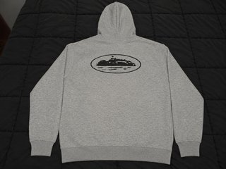 Sudadera Corteiz gris con cremallera.