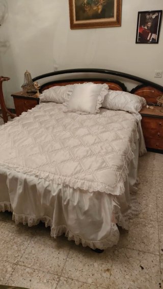 Cama con Cabecero y Dos Mesitas, + cómoda y espejo