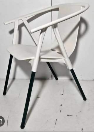 Silla de plástico blanca y negra